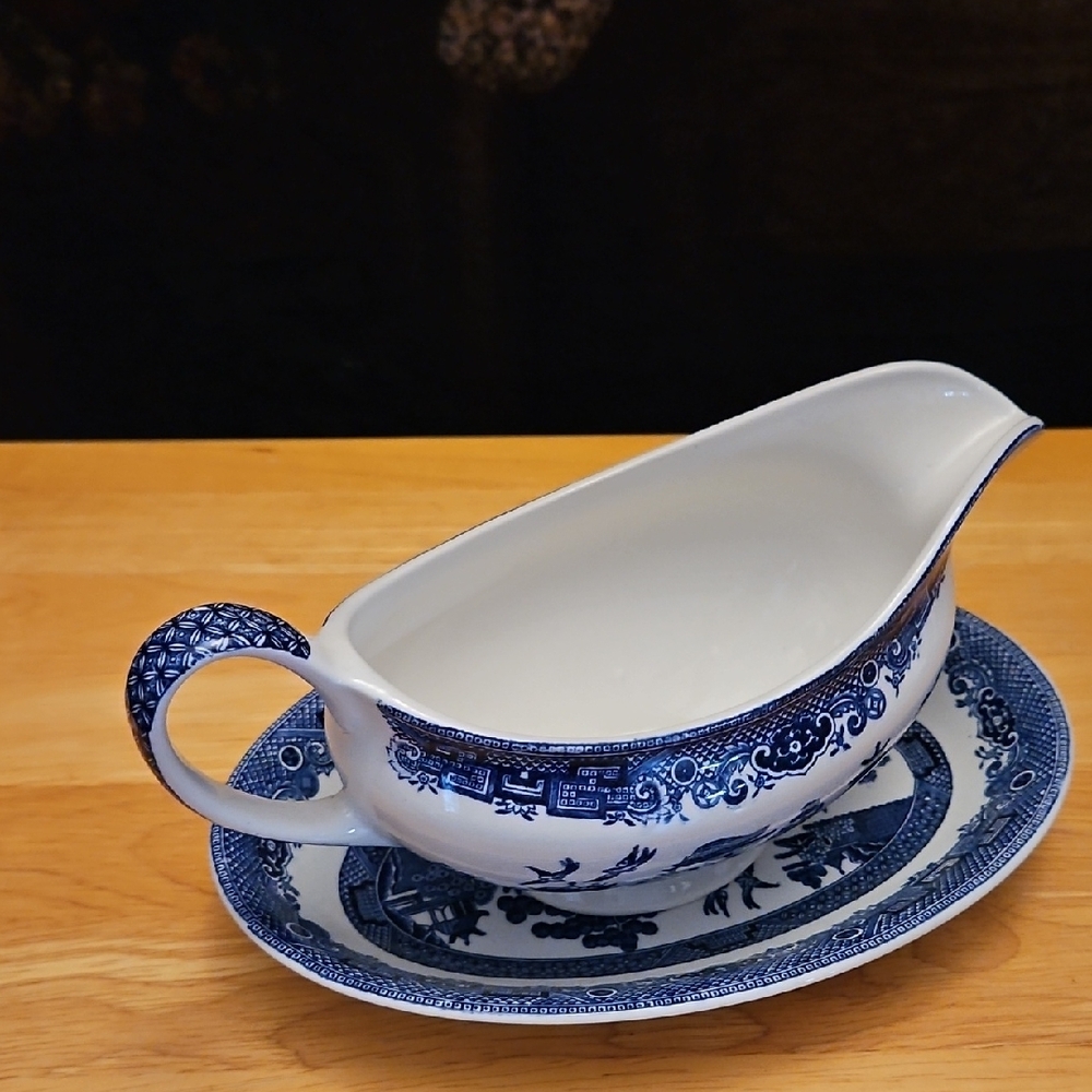 Johnson Brothers Blue and White Gravy Boat with Saucer - Picture 10 of 16